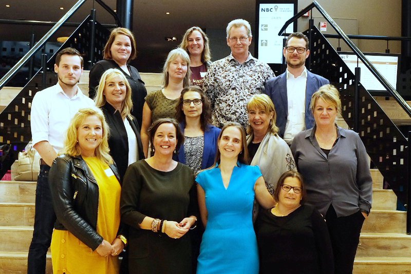 Staatsscecretaris Tamara van Ark met de ambassadeurs voor het LEER-register